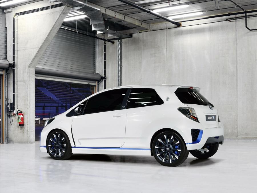  Toyota Yaris Hybrid-R Concept 2013 года  (фото 24 из 42)